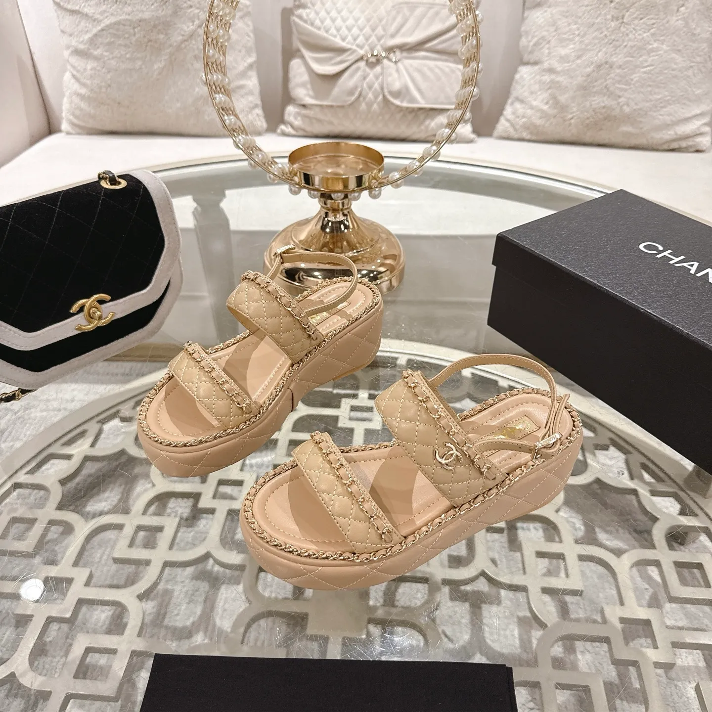 👟👟Ex-factory price 600👟👟 𝐂𝐇𝐀𝐍𝐄𝐋 | Xiaoxiang 25𝐬𝐬 🦋2025 Spring and Summer New Products Counter Classic Xiaoxiang Double C Diamond Chain Slippers Series New〰 🍬 The absolute best in the BS fashion circle. Matching will perform meticulously Minimalist, classic elements that will never fade away 💋 Show unique dressing style, too beautiful to say anything. A must-have for summer... Upper: Original high-customized lambskin Lining: Imported mixed sheepskin lining Outsole: Original molded non-slip outsole Shoe size: 35-39 (34.40.41.42 customization is not returnable)